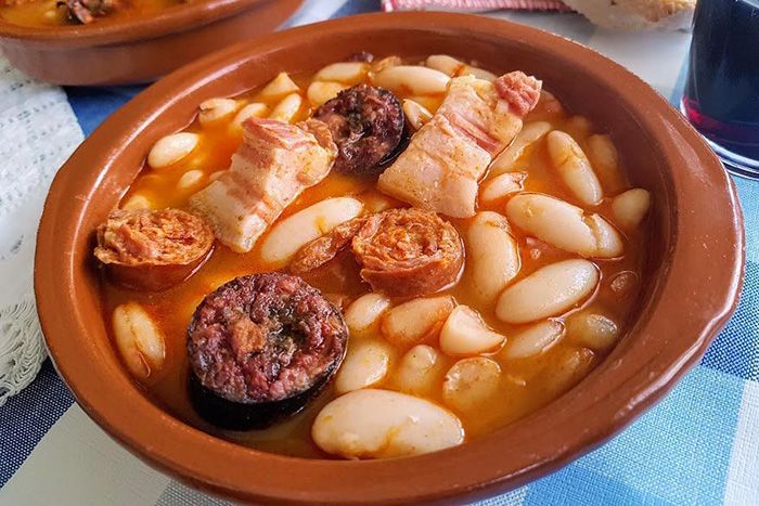 Fabada na bazie fasoli, boczku, chorizo i kaszanki jest najbardziej znanym daniem w Asturii.