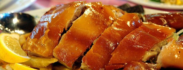 Cochinillo asado (pieczone prosię) jest jedną z typowych potraw w Kastylii i León.