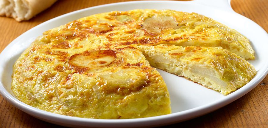 Tortilla de patata to jedno z typowych hiszpańskich dań i tapas.