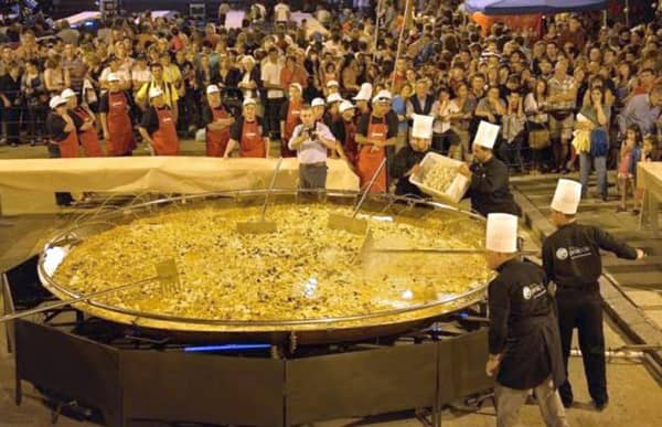 Ogromna paella wykonana na wiejskim festiwalu w Hiszpanii