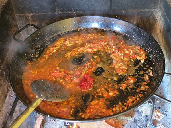 "Sofrito" to oliwa z oliwek, czosnek, cebula i smażony pomidor na patelni do paelli
