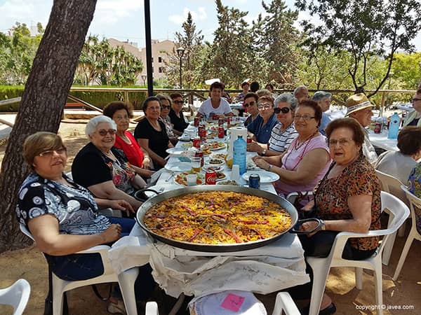 Grupa kobiet jedzących paellę w Hiszpanii.