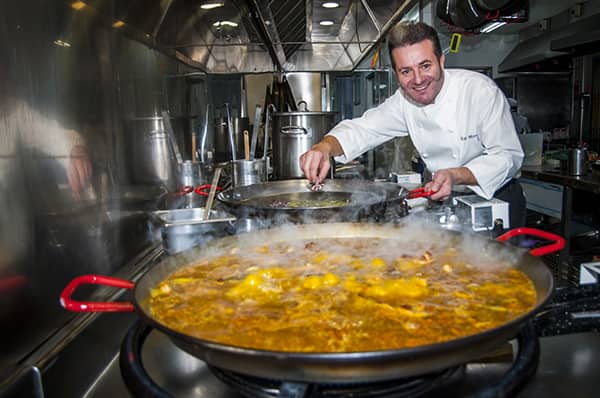 Hiszpański szef kuchni, Rafa Morales, przygotowujący pyszną paellę.