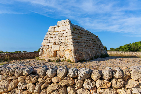 Minorka prehistoryczna- grobowiec Naveta dEs Tudóns z XVI wieku p.n.e.
