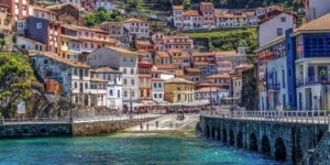 Przewodnik turystyczny po Asturii - Malowniczy obraz miasteczka Cudillero